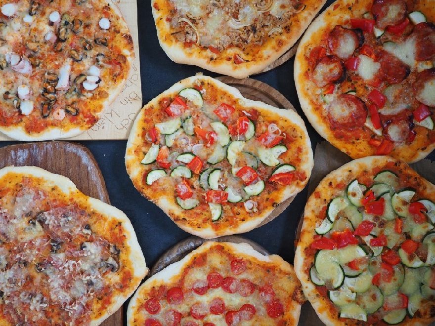 Viele frische Pizzen wie bei der Pizzeria Roma mit leckeren italienischen Essen und Lieferservice in Norden.